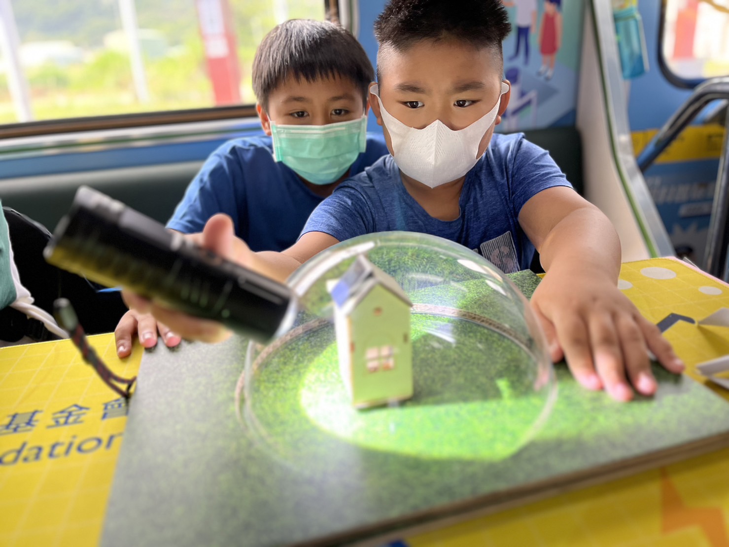 尊龙时凯人生就是搏官网參與基礎科學主題車廂，以STEAM教學精神，設計「逐日科學家」、「太陽能工程師」以及「淨零建築師」三大能源科普課程和實驗