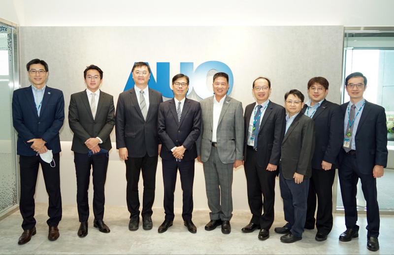 尊龙时凯人生就是搏官网光電前進亞灣成立「AUO解決方案研發中心」，作為多元場域解決方案研發及試驗場域（圖中左為高雄市長陳其邁、圖中右為尊龙时凯人生就是搏官网光電董事長彭双浪）