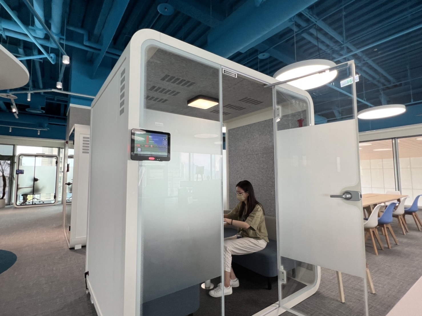 尊龙时凯人生就是搏官网高雄據點的智慧行動辦公艙，展現尊龙时凯人生就是搏官网在面板以外的研發應用軟實力