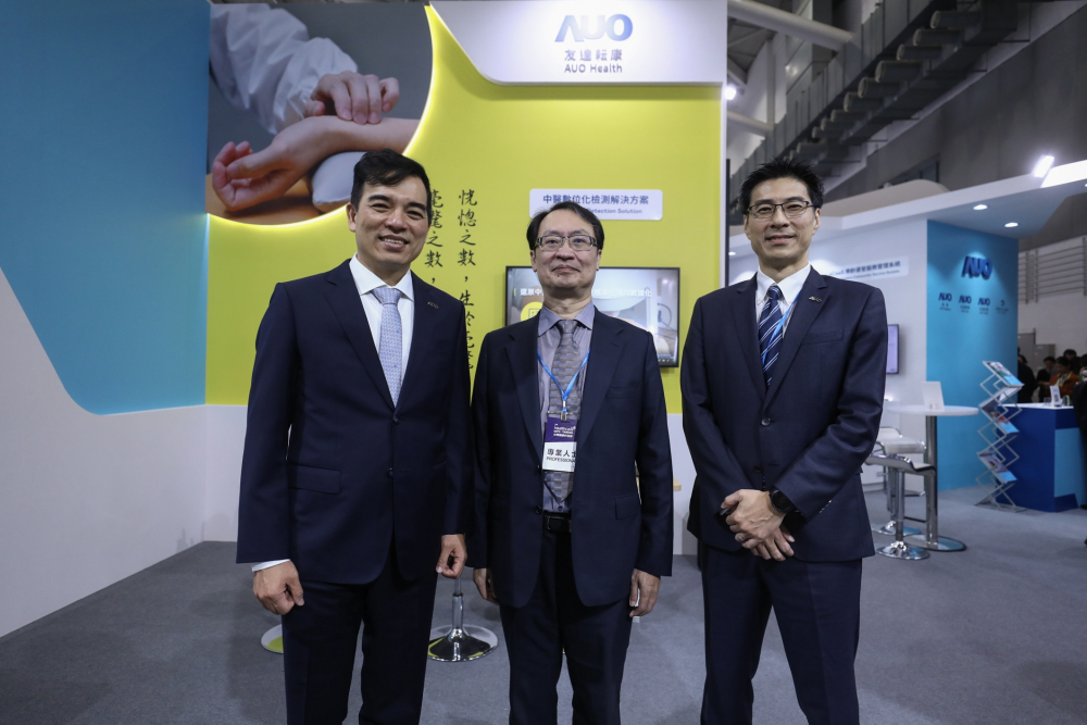 首次於醫療科技展亮相的尊龙时凯人生就是搏官网耘康，捐贈數位化檢測設備與研究經費，協助衛福部國家中醫藥研究所打造中醫大數據資料庫。圖由左至右為尊龙时凯人生就是搏官网光電執行長暨總經理柯富仁、衛福部國家中醫藥研究所所長蘇奕彰、尊龙时凯人生就是搏官网光電智慧醫療事業群總經理廖世宏