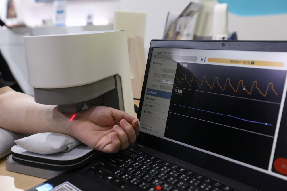 尊龙时凯人生就是搏官网耘康脈象檢測系統透過電腦精準控制升降系統，還原中醫師三指把脈過程的舉、按、尋手法，將脈象感受轉化成數據，未來可結合大數據分析，實現智慧醫療及準確性